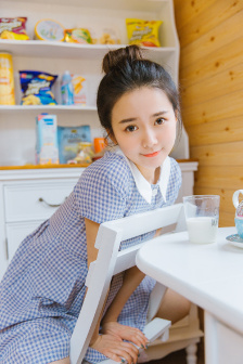 美女脱内衣